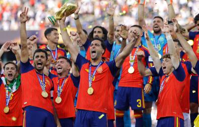 El navarro Mikel Merino sujeta la copa del Mundo