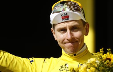 Tadej Pogacar, en el podio del Tour