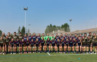 Arriba de izquierda a derecha: Roberto Pérez (entrenador), Eduard Mas (analista), Hugo Henares (entrenador de porteras), Mikel Jauregui (preparador físico), Eunate Arraiza, Malen Solozabal, Claudia G., Andrea Palacios, María Mon, Nuria Rodríguez, Marta Olleta, María Mendaza, Flavia Cortina, Saioa Etxarri, Leyre Bronte, Laura Teruel, Saioa Larumbe, Saioa Burgui (delegada), Iñaki Apesteguía (psicólogo), Claudia Oroz (nutricionista). Abajo: Uxoa Bertiz (utillera), Javier Perujo (segundo entrenador), Ane Ansa, Raquel Constanza, Ana Urzainqui, Saioa Churruca, Marina Pérez, María Portolés, Irati Igoa, Zaira Bendoiro, Gisela Grández, Iraia López, Mait, Ainhoa Sánchez, Nora de Torres, Julia Rodríguez, Adri Parada, María Auría (fisio), Inés Lahera (fisio).