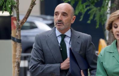 El empresario Julio Martínez Martínez, uno de los principales investigados en el caso Plus Ultra, junto a su abogada María Dolores Márquez del Prado, a su llegada este martes a la Audiencia Nacional