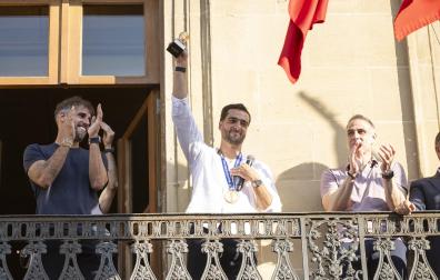 Fotos del recibimiento a Mikel Merino y Javier López Vallejo en el Palacio de Navarra