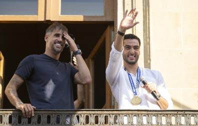 Javi Martínez y Mikel Merino, en el balón del Palacio de Navarra