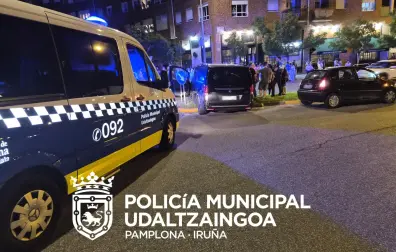 Imagen de la furgoneta en el acceso a la rotonda de la plaza Sancho Abarca, en la Rochapea