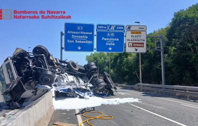 El camión se ha salido de la vía y ha quedado volcado sobre la mediana