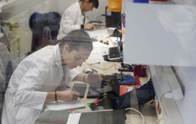 Una mujer investigadora en el CIMA de la Universidad de Navarra.