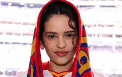 Rosalía, con una bandera de España en la cabeza, en uno de los partidos del Mundial al que acudió a animar a la selección española