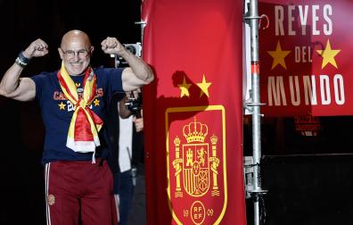 El técnico de la selección española Luis de la Fuente durante la celebración en la plaza de Cibeles de la conquista del Mundial 2026