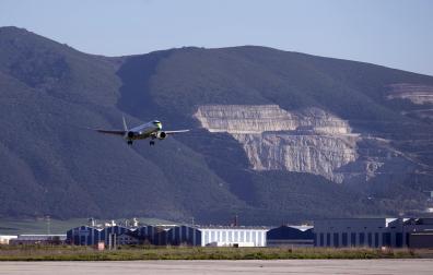 Avión aterrizando en el aeropuerto de Pamplona / Noáin