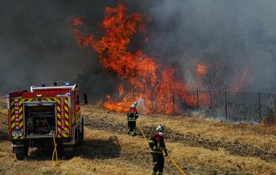 Fotos del incendio entre Salinas de Pamplona y Esquíroz