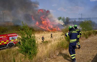 Fotos del incendio entre Salinas de Pamplona y Esquíroz