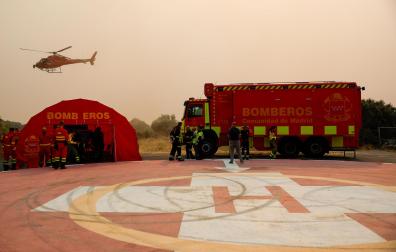 Efectivos de Bomberos en el Puesto de Mando Avanzado (PMA) ubicado en la localidad madrileña de Cenicientos, este sábado.