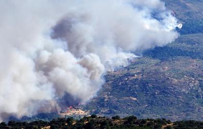 Vista del incendio que afecta a Burgohondo, visto desde la localidad abulense de Navalmoral