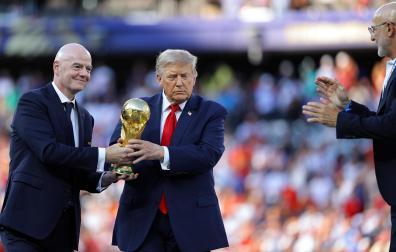 Gianni Infantino, presidente de la FIFA, junto a Donald Trump, presidente de Estados Unidos, en el acto de la entrega de la Copa del Mundo a España en el Mundial 2026