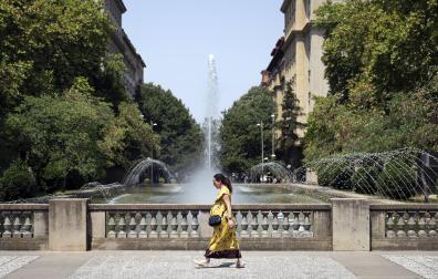 Las fuentes, la sombra, el río, bañarse... Toda opción es buena con el fin de evitar las altas temperaturas que azotan a Pamplona este miércoles, 29 de julio.