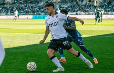 Álex Lizancos, lateral derecho del Burgos, en un duelo con el Córdoba