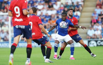 Iker Muñoz presiona a Fatawu durante el amistoso contra el Ipswich Town