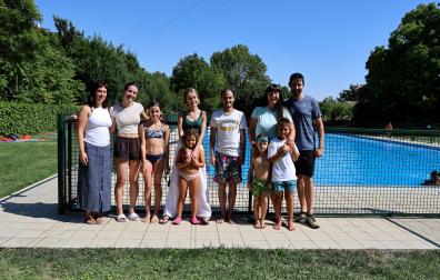 Vecinos de Abárzuza posan para DN en las piscinas municipales de la localidad.
