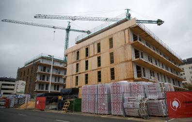 La vicepresidenta tercera y consejera de Vivienda, Juventud y Políticas Migratorias, Begoña Alfaro, visita las obras de la primera promoción de viviendas de alquiler asequible, en Mugartea. IÑIGO ALZUGARAY / GOBIERNO DE NAVARRA