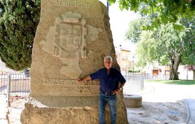 Ramón Ciordia, junto a la piedra “Madeleine” en la plaza de la fuente de Allo