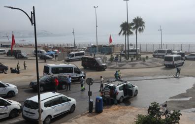 Paso fronterizo entre Marruecos y Ceuta, Tarajal, en el lado marroquí donde las autoridades limpian la zona de los restos de los actos de violencia que ocurrieron las dos últimas noches