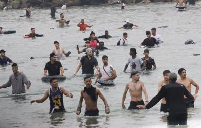 Un grupo de inmigrantes llega por el mar a Ceuta. EFE/ Reduan Dris