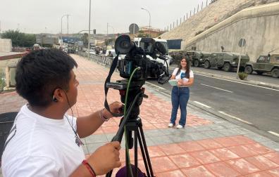 Lara Albillos y el cámara cirbonero Iñaki Morales, en la frontera marítima de Ceuta.