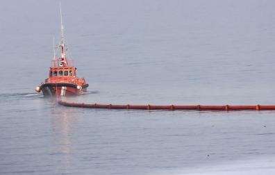 Colocación de la boya flotante para delimitar la zona que separa Ceuta de Marruecos, en la playa del Tarajal