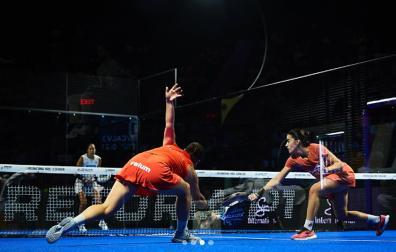 Martina Calvo y Claudia Fernández se tiran a devolver una pelota por el centro durante la final del Pretoria P1