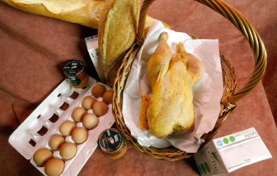 Una mesa con pollo, cuajada y leche, productos habituales en la cesta de la compra