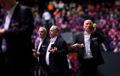 Varios corredores de apuestas trabajando durante la última final del Manomanista en el Navarra Arena.