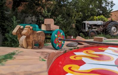 La instalación participativa ‘Arrels’, del grupo Toc de Fusta, abre esta semana ‘Ezpeleta en juego’