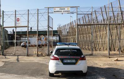 Un vehículo de la Guardia Civil en el paso del Barrio Chino de la frontera de Melilla