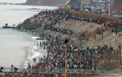Multitud de personas concentrada en la parte marroquí de la playa del Tarajal para intentar acceder a Ceuta