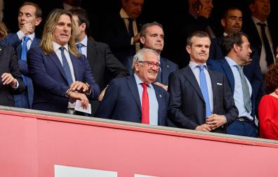 Los presidentes Osasuna y Athletic, Luis Sabalza y Jon Uriarte, en el palco de San Mamés en un partido del curso pasado