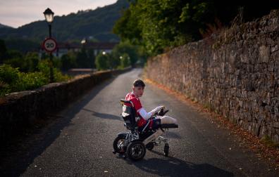 El joven baztanés paseando por las calles de Elbete, localidad donde vive junto a su familia.