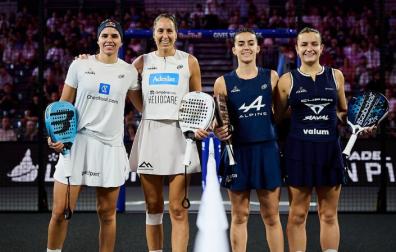 Delfi Brea, Gemma Triay, Claudia Fernández y Martina Calvo, en Londres antes de iniciar la final