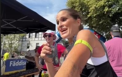 Verdeliss, la navarra Estefanía Unzu Ripoll, nada más cruzar la meta tras los 70 kilómetros de Monschau al recibir la medalla como finisher