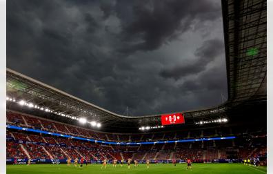 Un instante del amistoso del sábado en ElSadar contra el Al Ain de Emiratos Árabes, con un cielo oscuro en una tarde de tormentas