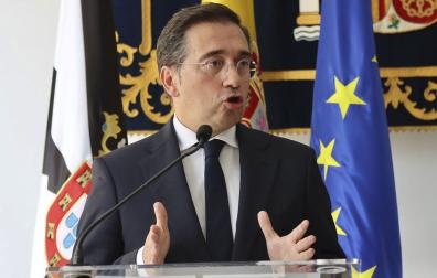 El ministro de Asuntos Exteriores, Unión Europea y Cooperación, José Manuel Albares, durante su comparecencia ante los medios tras reunirse con el presidente de Ceuta, Juan Jesús Vivas