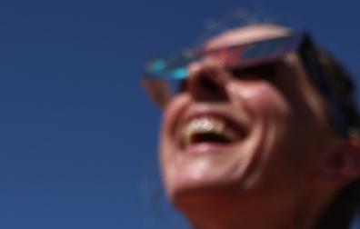 Una mujer, con unas gafas para ver el eclipse