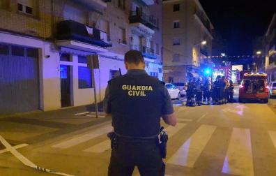 Un Guardia Civil en el lugar del incendio de Lodosa