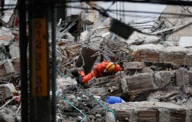 Un integrante de la brigada de Los Topos Aztecas mexicanos trabaja entre escombros