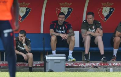Diego Rico, nuevo fichaje de Osasuna, viendo el entrenamiento de Osasuna
