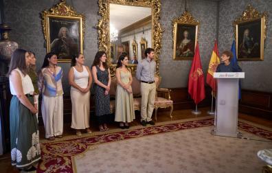 Los seis becados de la beca Fulbright y la presidenta del Gobierno de Navarra, María Chivite, durante la recepción