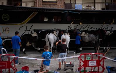 La amplia cuadra de caballos de los Hermoso de Mendoza aguarda el inicio del festejo, en los prolegómenos de la corrida del 3 de agosto en Estella.