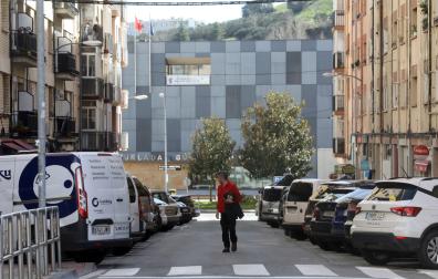 La sede de UPN está en la calle las Maestras, muy cerca del ayuntamiento, que se ve al fondo