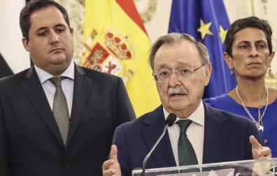 El presidente de la Ciudad Autónoma de Ceuta, Juan Jesús Vivas (c), este lunes, en compañía de varios miembros del ejecutivo local