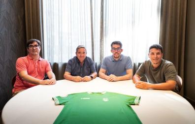 Miguel Ángel Maeztu, Esteban Iturbe, Asier Cotelo y Aaron Ortiz posan con la camiseta verde