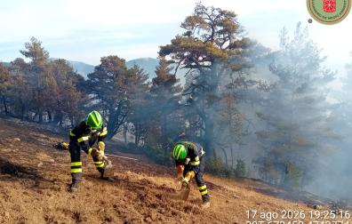 Dos efectivos trabajan en las tareas de extinción del incendio de Urzainqui