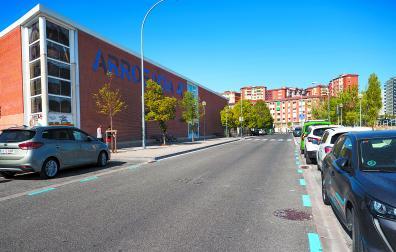 Nuevo aparcamiento en batería en la calle Sebastián de Albero, con las plazas prepintadas de la zona azul